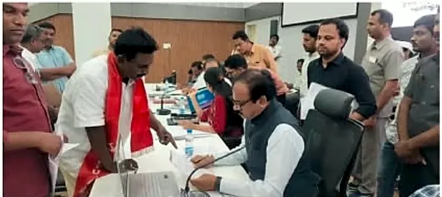 అమృత్నగర్ పేదల గోడు: మౌలిక వసతులు, హౌసింగ్ రుణాలు ఇవ్వాలని డిమాండ్