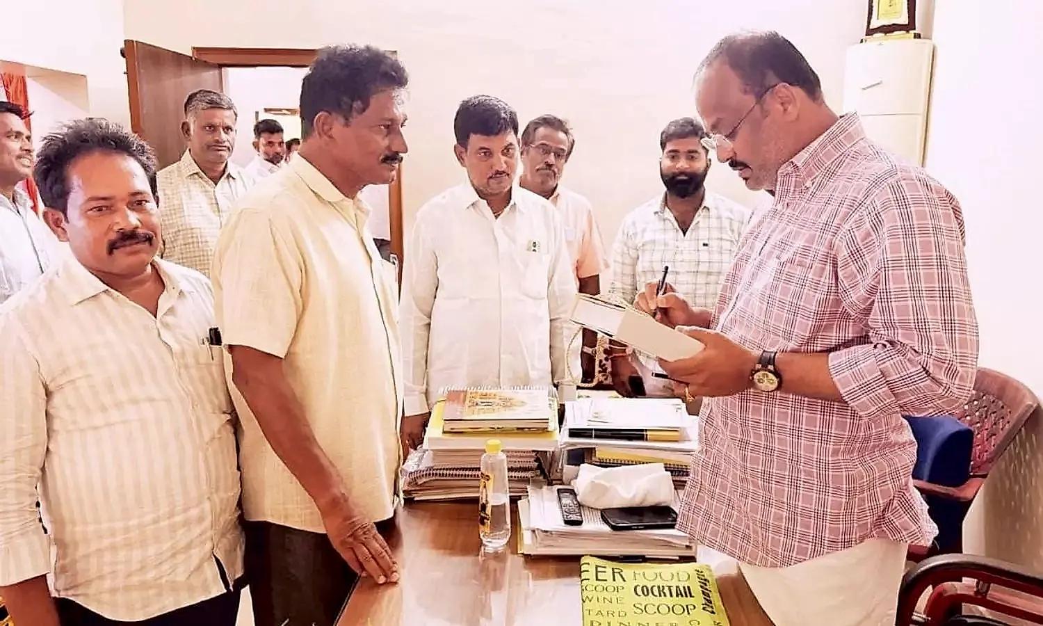 రాయచోటిలో టీడీపీ నేత డాక్టర్ మండిపల్లి లక్ష్మీ ప్రసాద్ రెడ్డి ప్రజా దర్బార్