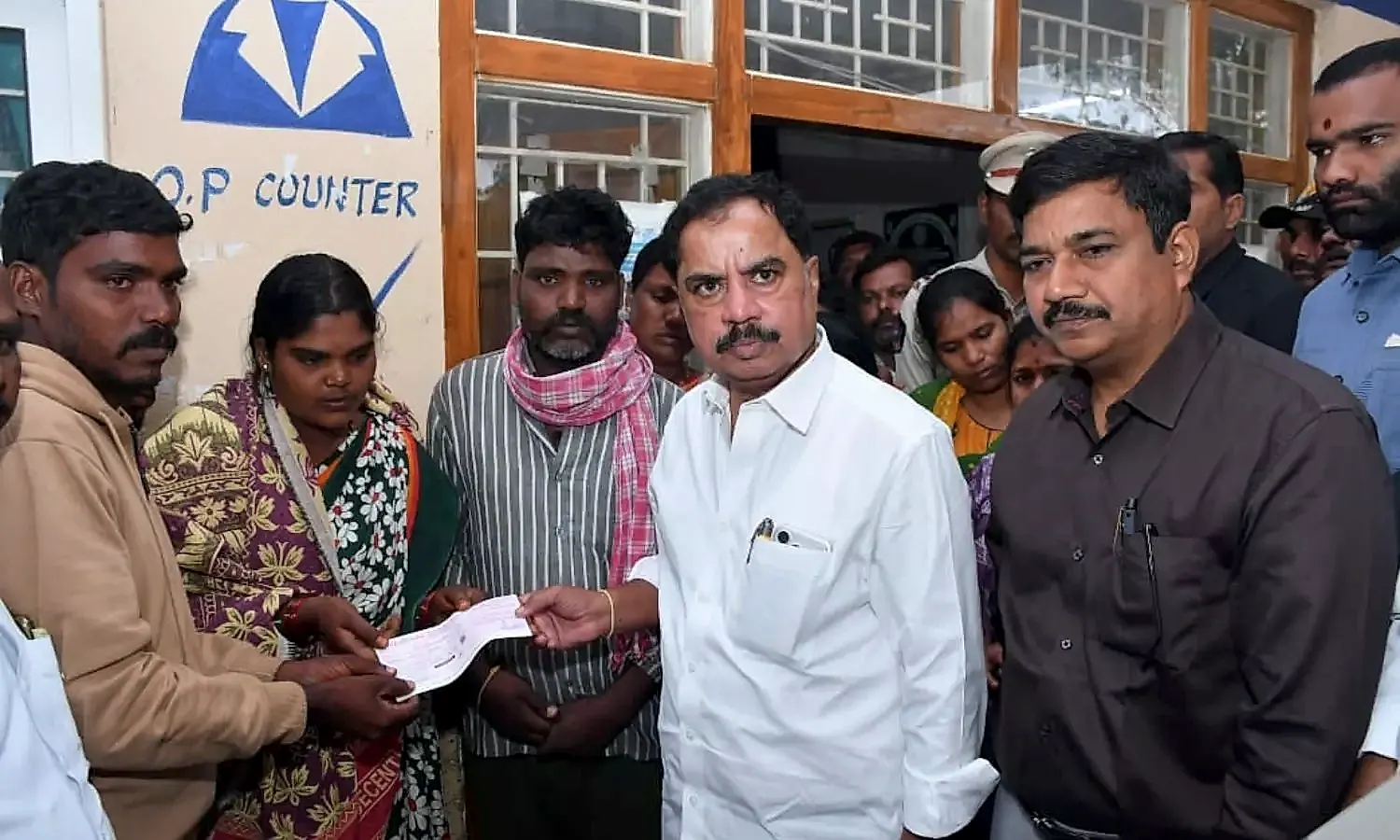 కళ్యాణదుర్గం హాస్టల్ విషాదం: రాత్రి హామీ.. ఉదయానికే రూ.5 లక్షల పరిహారం చెక్కు
