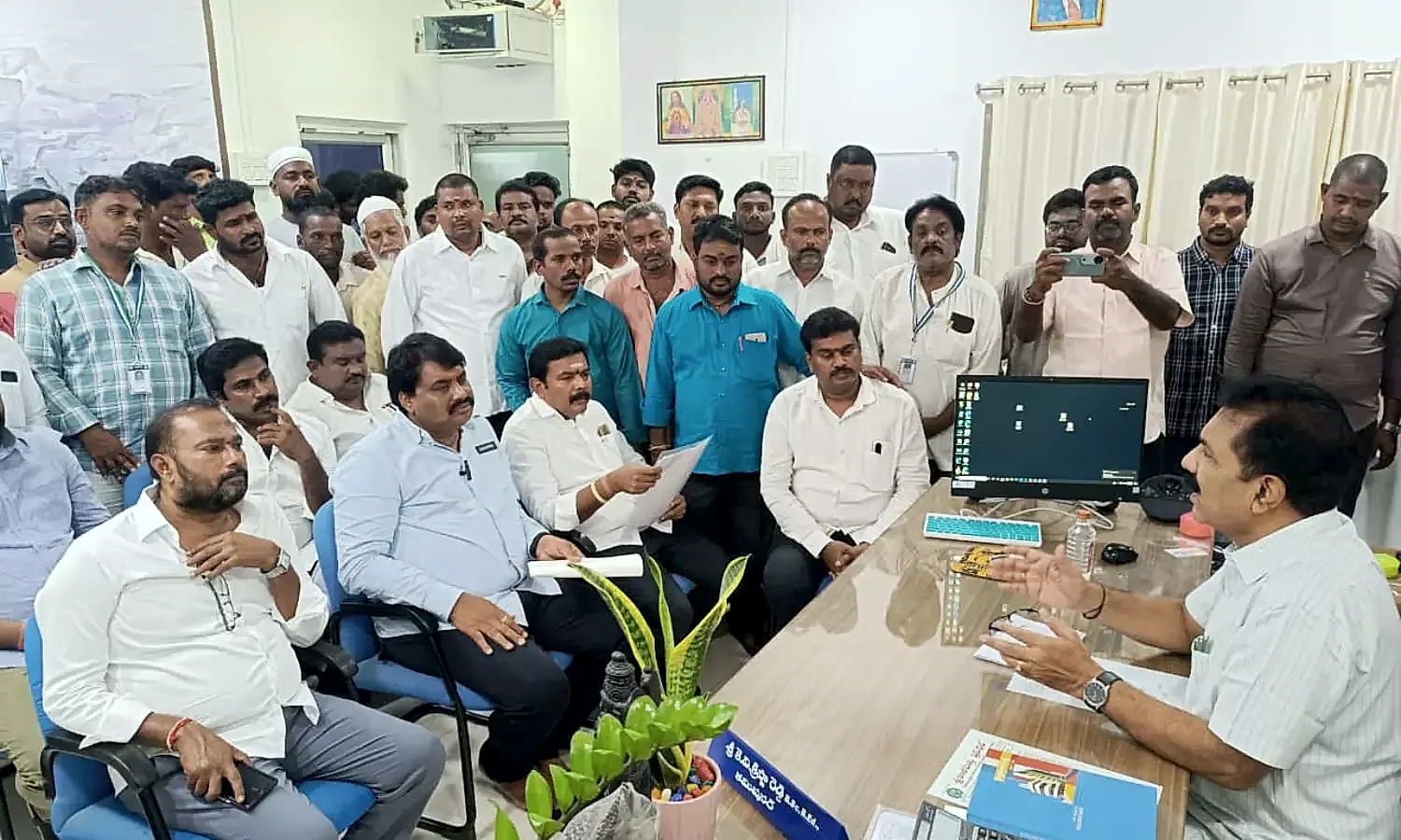 శ్రీకాళహస్తి ఓటర్ల జాబితాలో తప్పులు మున్సిపల్ కమిషనర్‌కు మాజీ ఎమ్మెల్యే ఫిర్యాదు