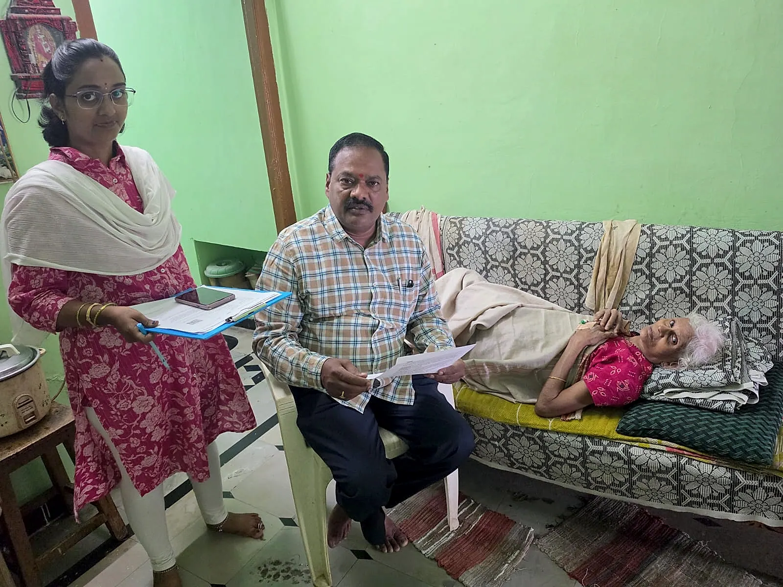 మంచానికి పరిమితమైన వృద్ధ ఓటరు ఇంటివద్దే హియరింగ్