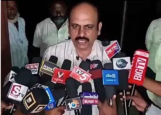 మదనపల్లె సబ్ రిజిస్ట్రార్ కార్యాలయంలో ఏసీబీ దాడులు
