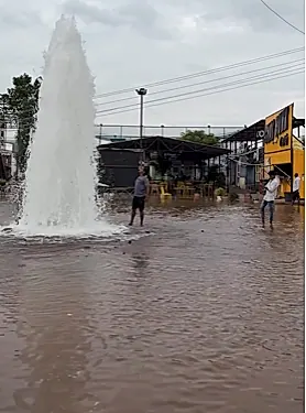 ప్రొద్దుటూరు–యర్రగుంట్ల బైపాస్లో వాటర్ పైప్లైన్ పగిలి భారీగా నీరు లీక్