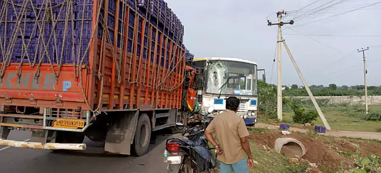గూడూరు మండలంలో రోడ్డు ప్రమాదం.. ప్రాణనష్టం తప్పింది