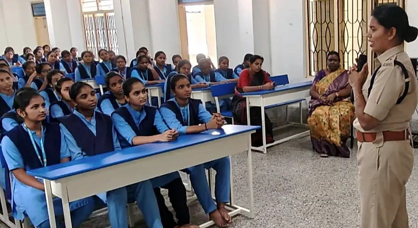 విద్యార్థినుల భద్రతకు తిరుపతి పోలీసుల ప్రత్యేక అవగాహన కార్యక్రమం