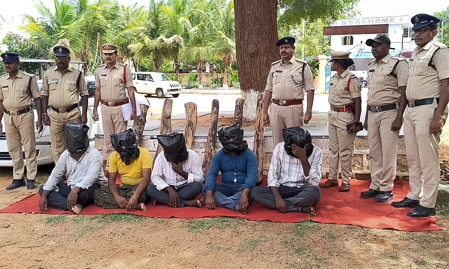 అన్నమయ్య జిల్లా లక్కిరెడ్డిపల్లిలో ఎర్రచందనం స్మగ్లింగ్‌.. ఐదుగురు అరెస్ట్‌