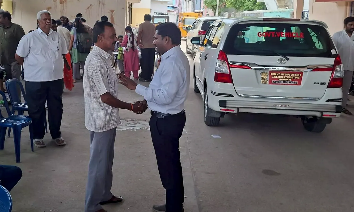 రేణిగుంటలో కార్మిక శాఖ కమిషనర్ గంధం చంద్రుడు ఆత్మీయ కలయిక