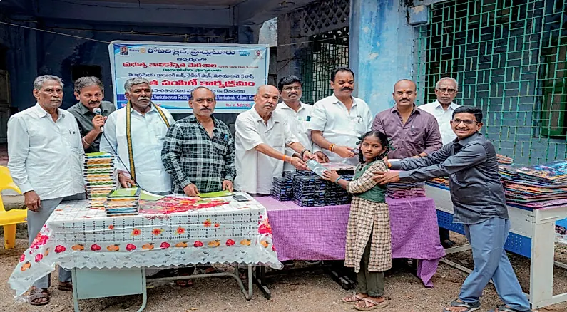 విద్యార్థుల చదువుకు రోటరీ క్లబ్ చేయూత