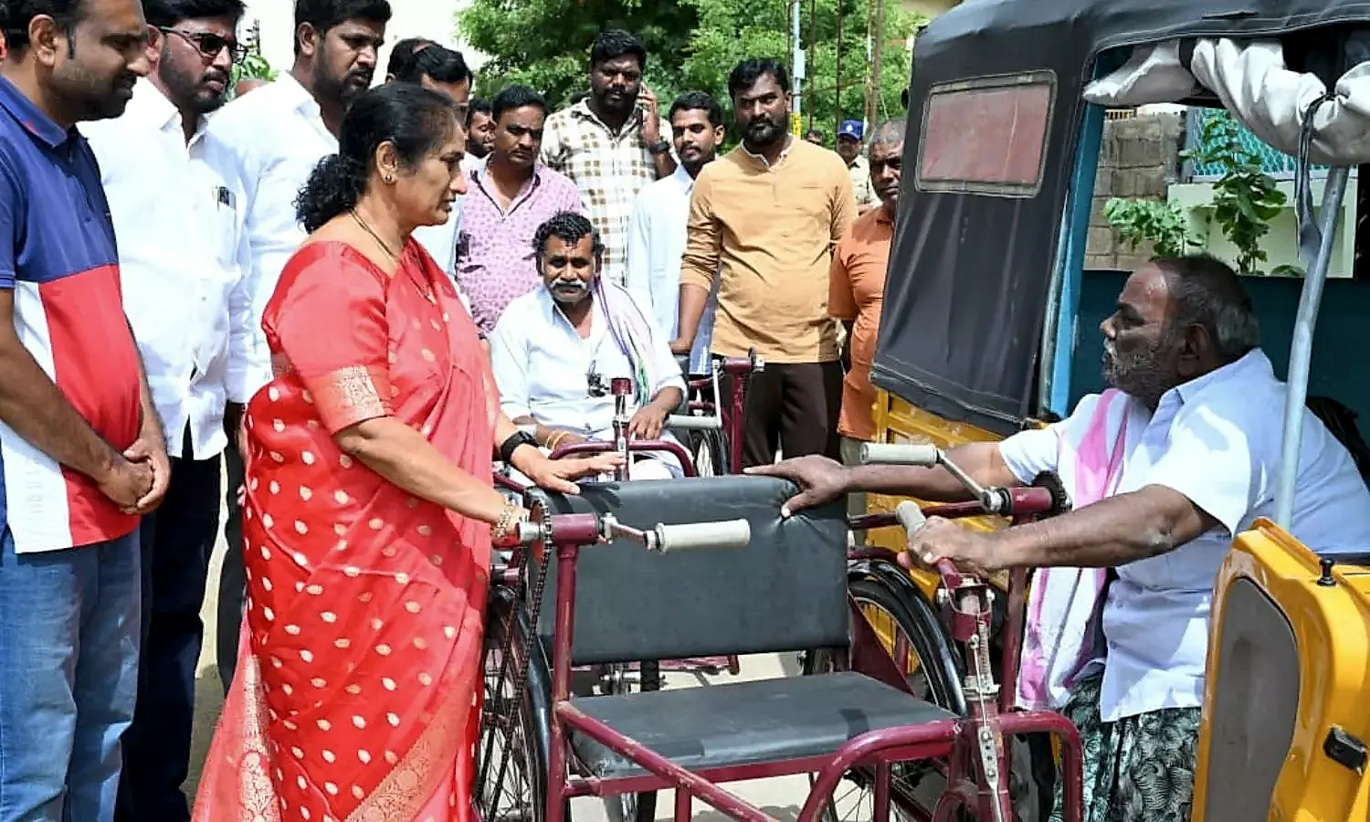అడిగిన గంటలోనే దివ్యాంగులకు ట్రైసైకిళ్లు అందించిన మంత్రి సవితమ్మ