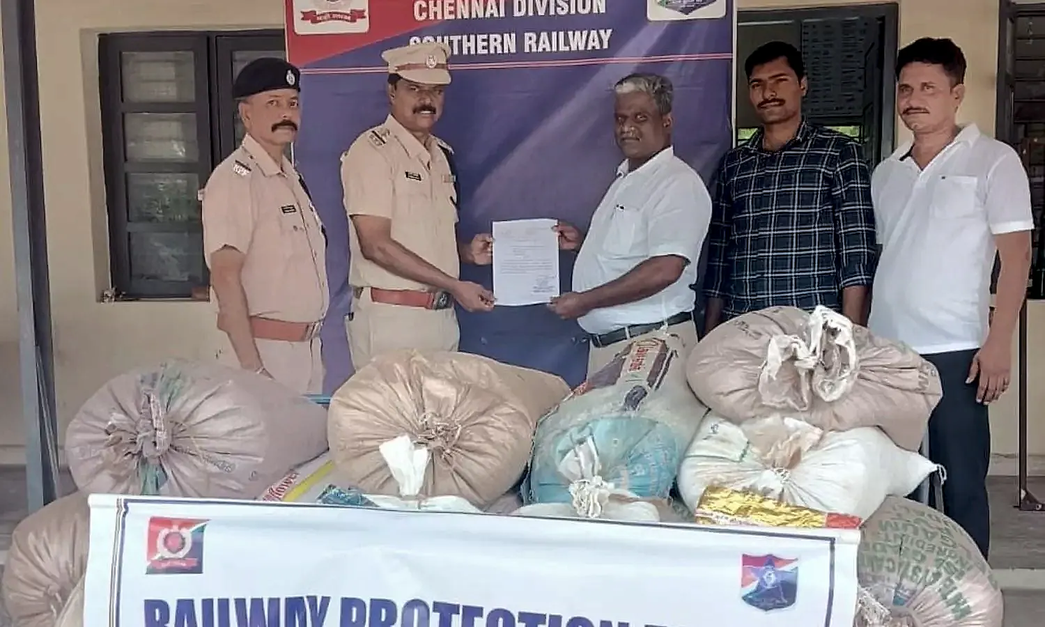 పుత్తూరు ఆర్పిఎఫ్ పరిధిలో రైళ్లలో 800 కిలోల పిడిఎస్ బియ్యం పట్టివేత