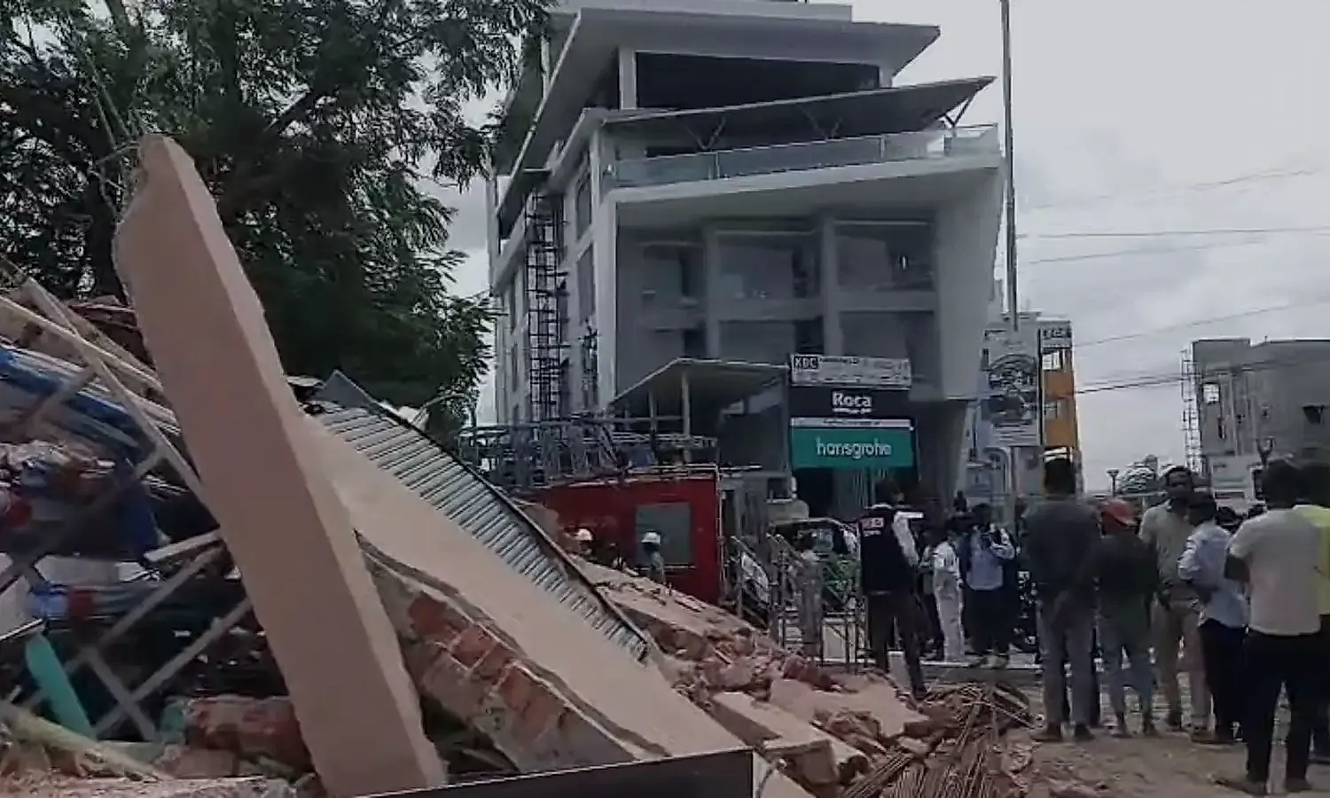 తిరుపతిలో నాలుగంతస్తుల భవనం కూలిపాటు.. భారీ ఆస్తి నష్టం