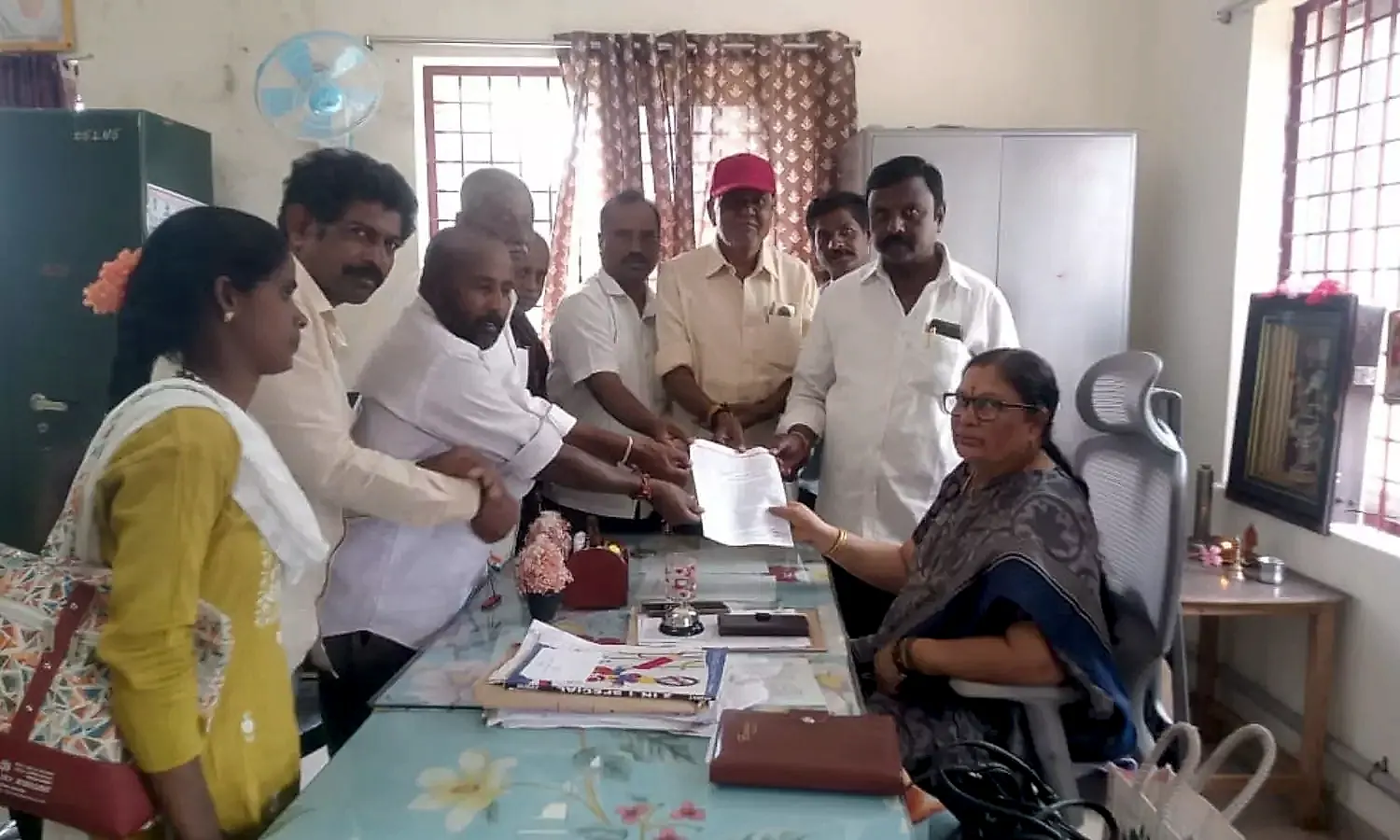 క్యూఆర్ కోడ్ స్కానింగ్తో రేషన్ పంపిణీకి ఇబ్బందులు