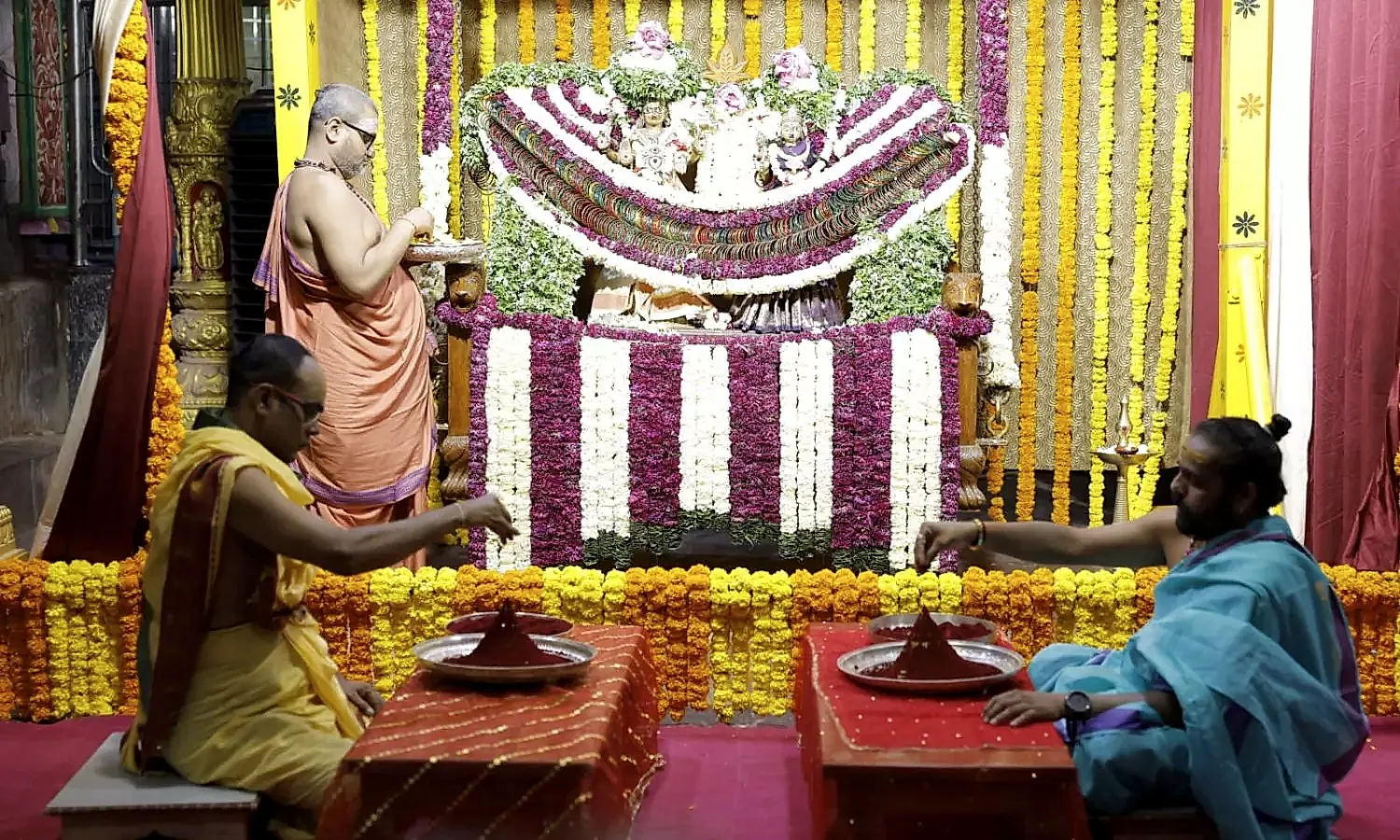 శ్రీశైలం భ్రమరాంబ అమ్మవారికి పౌర్ణమి సందర్భంగా లక్షకుంకుమార్చన