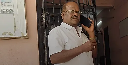 విద్యార్థినులతో అసభ్యంగా ప్రవర్తించిన టీచర్పై దాడి