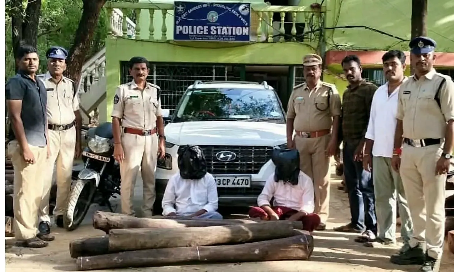 శేషాచలం అడవుల్లో మోస్ట్ వాంటెడ్ ఎర్రచందనం స్మగ్లర్ అరెస్ట్