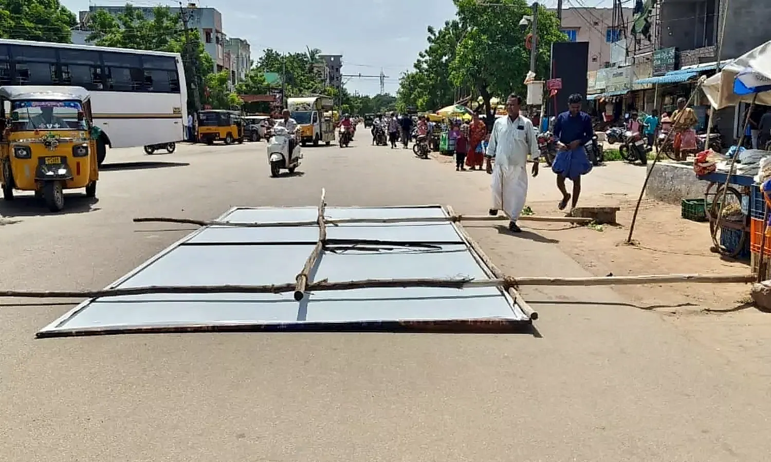 రద్దీ వై జంక్షన్లో ఫ్లెక్సీ విరిగిపాటు:మున్సిపల్ నిర్లక్ష్యంపై స్థానికుల ఆగ్రహం