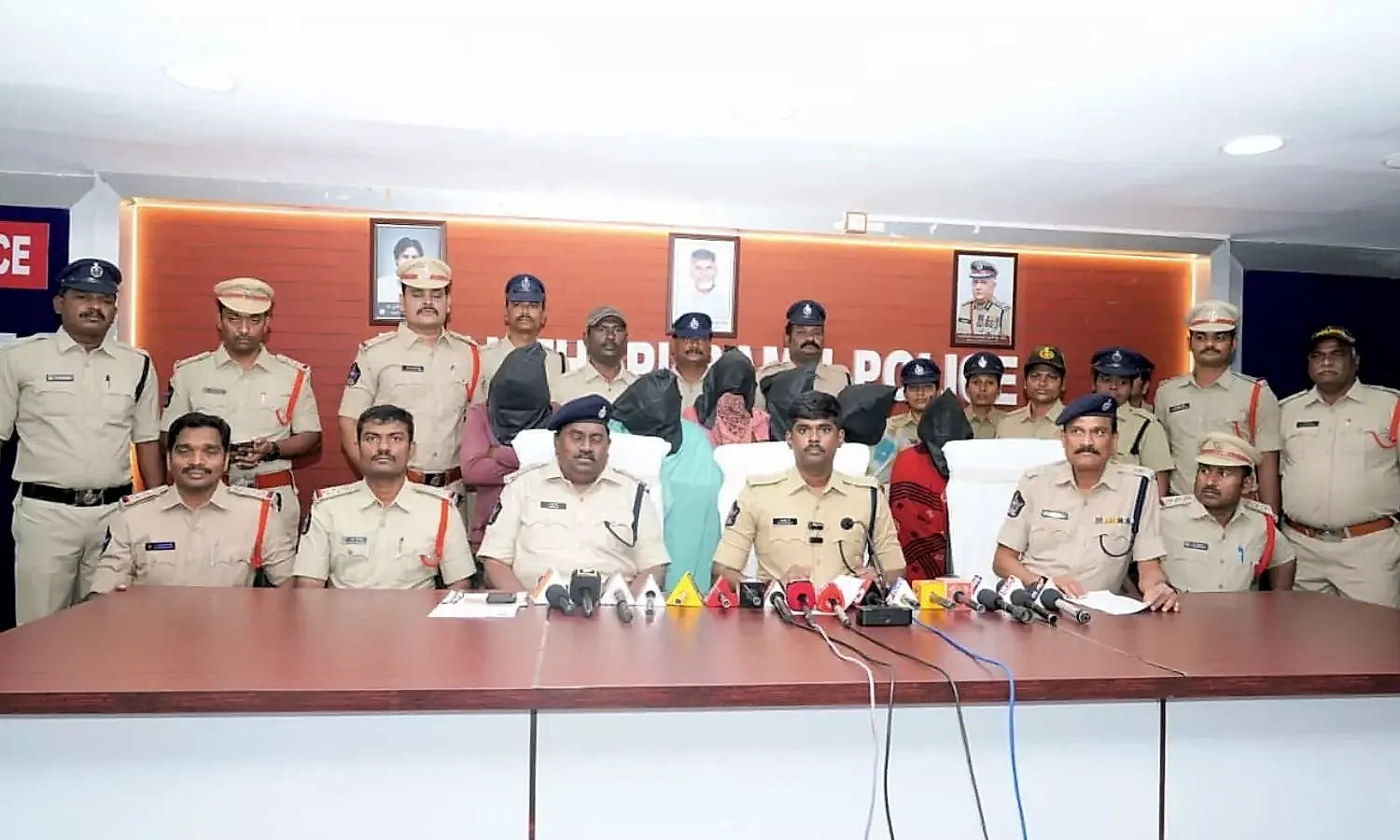 దొంగల ముఠా అరెస్ట్‌ – 60 లక్షల సొత్తు స్వాధీనం