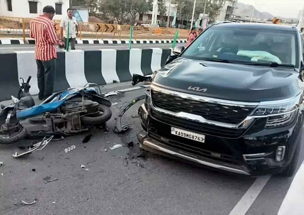 మదనపల్లె సిటిఎం రోడ్డులో దారుణం: కారు ఢీకొని భర్త మృతి, భార్యకు తీవ్ర గాయాలు