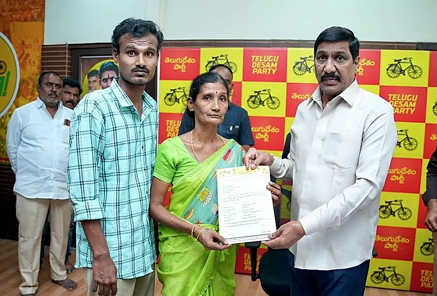 టీడీపీ కార్యకర్త మృతికి ప్రమాద బీమా: కుటుంబానికి రూ.5 లక్షల సాయం