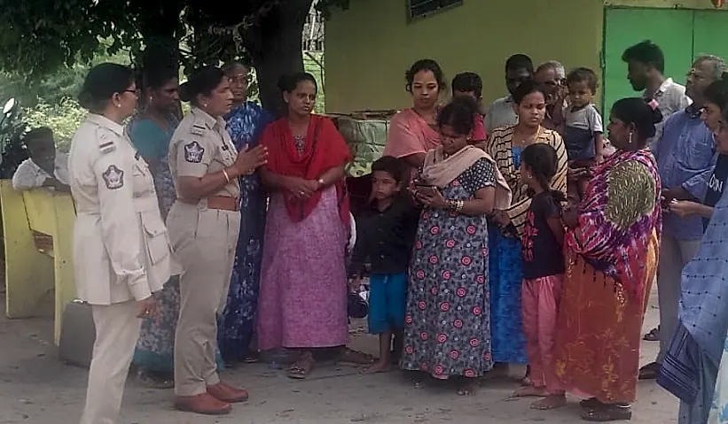 ధామినేడు ఇందిరమ్మ ఇళ్ల వద్ద శక్తి టీమ్ విజిబుల్ పోలీసింగ్