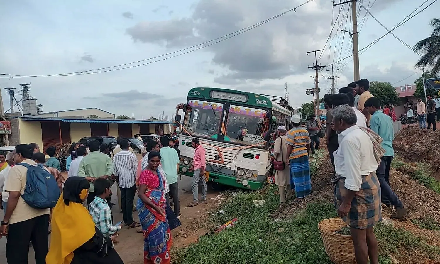 డ్రైవర్ సమయస్ఫూర్తితో ఆర్టీసీ బస్సుకు తప్పిన ప్రమాదం