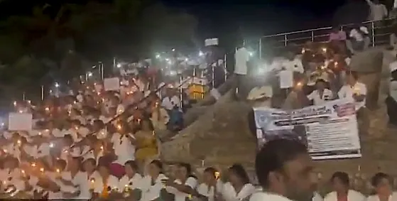 కర్నూలులో మెడికల్‌ అండ్‌ హెల్త్‌ కాంట్రాక్ట్‌ ఉద్యోగుల కొవ్వొత్తుల నిరసన