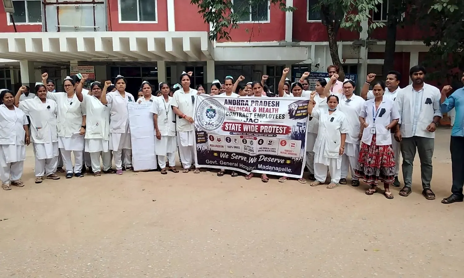 కాంట్రాక్ట్ వైద్య, ఆరోగ్య సిబ్బంది ఆందోళన
