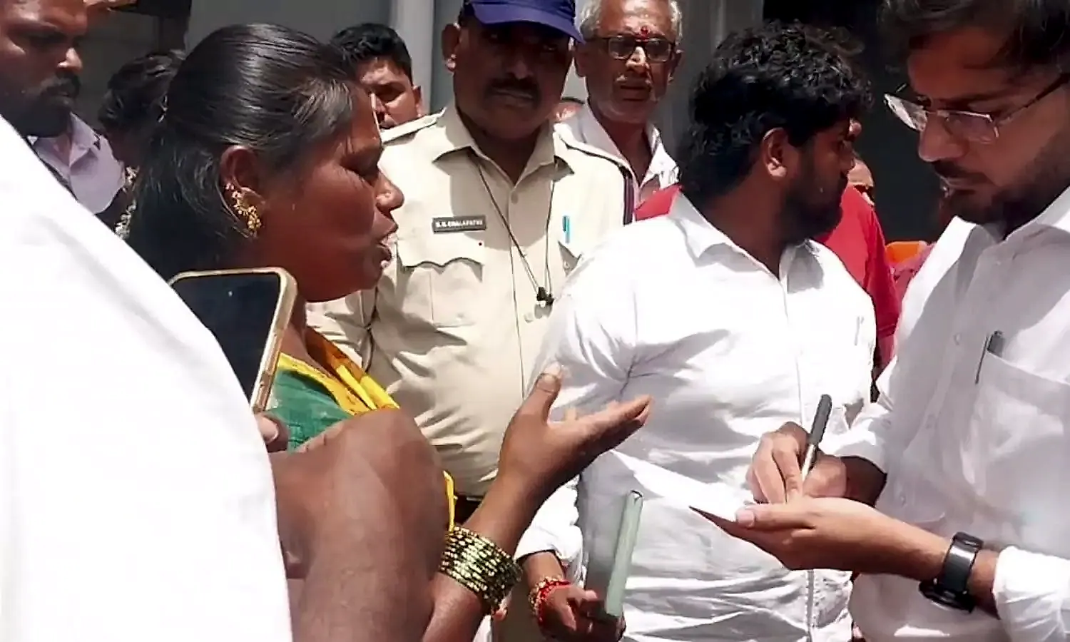 కుప్పంలో దారి కోసం మహిళల బైఠాయింపు