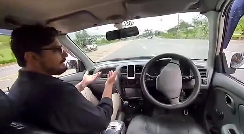 డ్రైవర్లెస్ కారు టెస్ట్ డ్రైవ్లోనే ప్రమాదం.. పాకిస్థాన్లో ఘటన వీడియో వైరల్