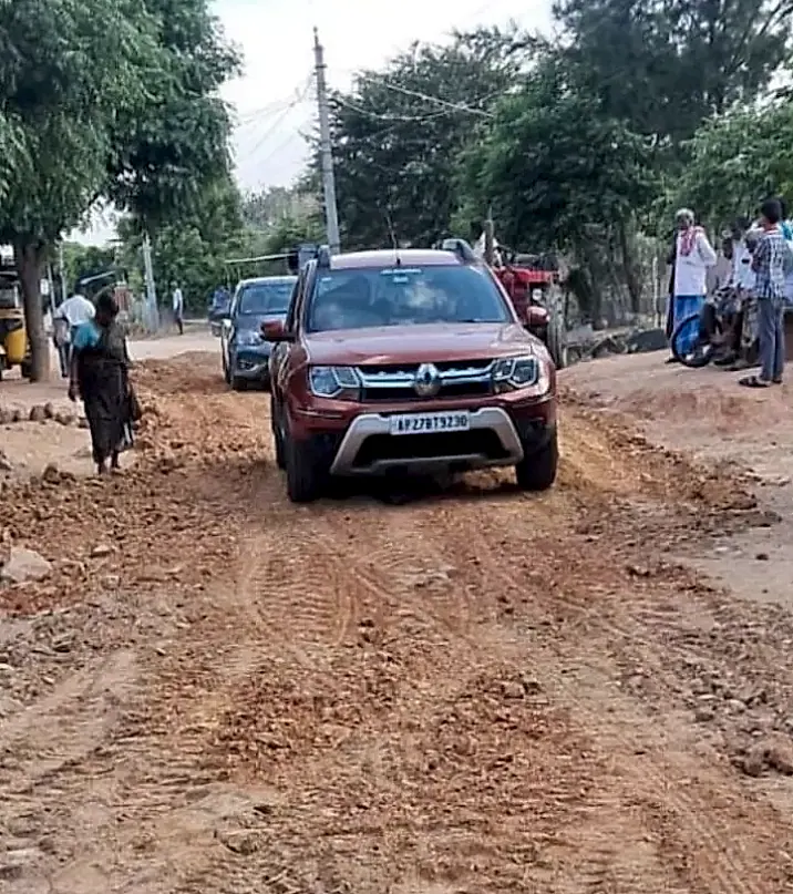 దెబ్బతిన్న గ్రామ రహదారి బాగుచేసిన యువకుడు నౌషద్ అలీ