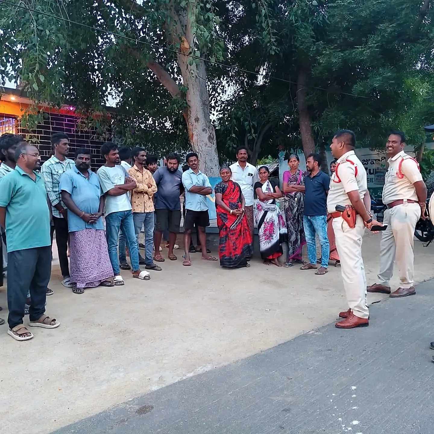 అంజనేయపురం గ్రామంలో రోడ్డు భద్రత, సైబర్ నేరాలపై అవగాహన కార్యక్రమం