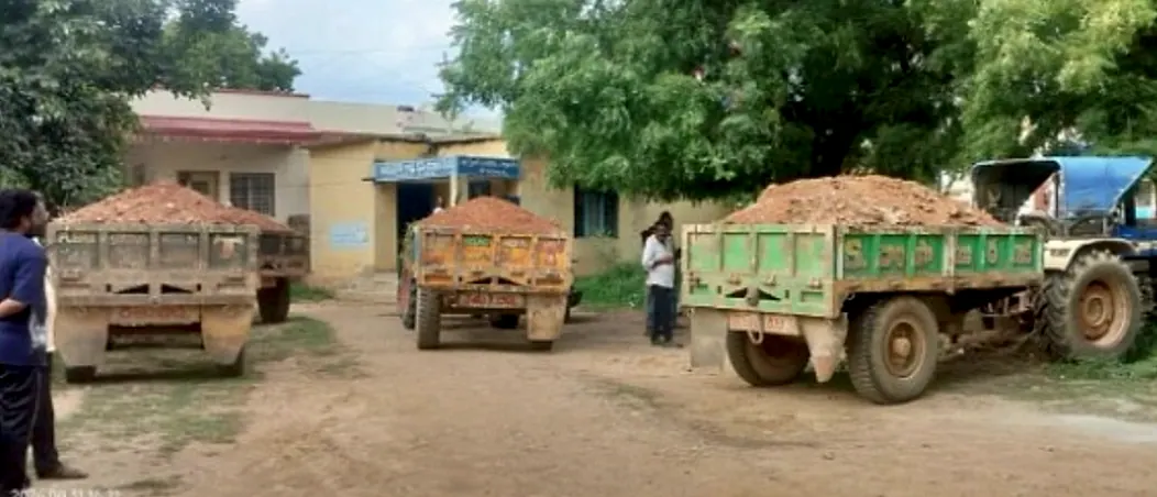 పోరుమామిళ్లలో అక్రమ మట్టి రవాణాపై ఉక్కుపాదం… 4 ట్రాక్టర్లు సీజ్