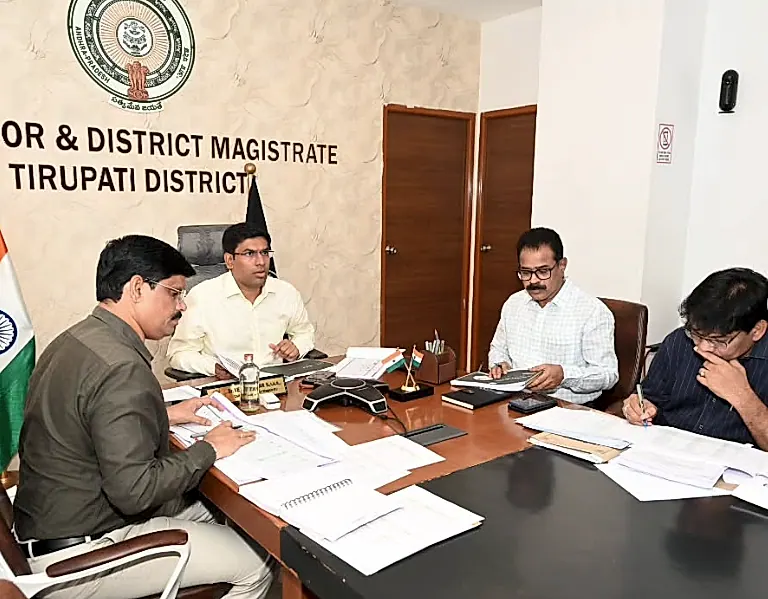 భూపరిపాలన, రెవెన్యూ వ్యవహారాలపై జిల్లా కలెక్టర్లతో సమీక్ష
