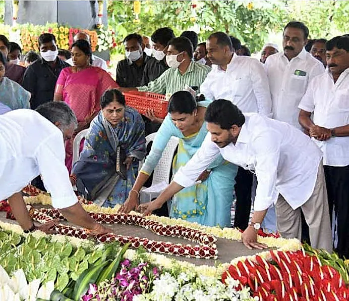 ఇడుపులపాయలో వైఎస్సార్ సమాధి వద్ద జగన్ నివాళులు