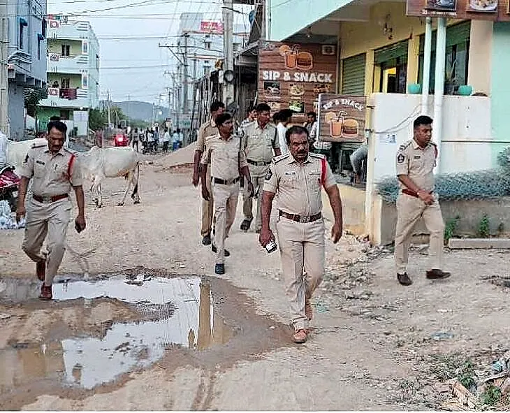 అన్నమాచార్య ఇంజినీరింగ్ కళాశాల పరిసరాల్లో ఫుట్ పెట్రోలింగ్