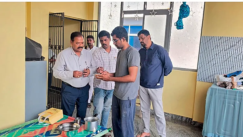 మోడంపల్లిలో కలుషిత నీటి ఫిర్యాదుపై కమీషనర్ పర్యటన
