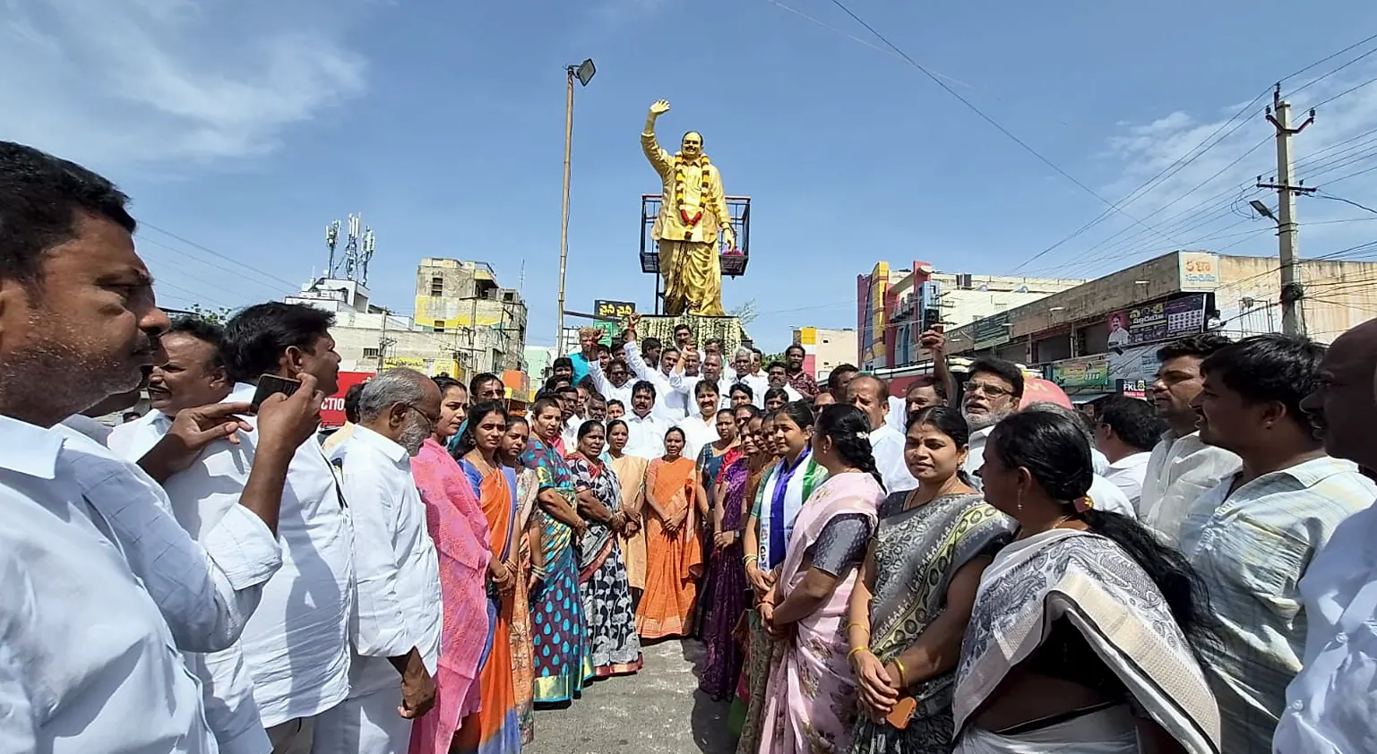 వైయస్ రాజశేఖర్ రెడ్డి వర్ధంతి సందర్భంగా ఘన నివాళి