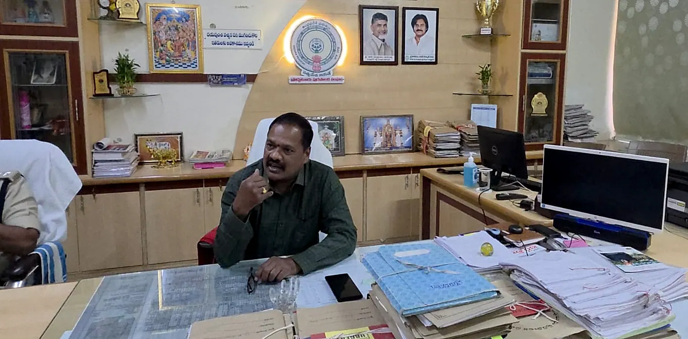 ప్రజలకు అందుబాటులో ఉండాలి వార్డు సచివాలయ సిబ్బంది: కమీషనర్ శ్రీనివాస విశ్వనాధ్