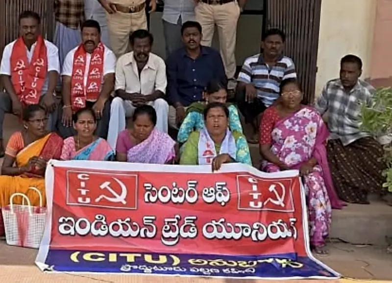 పండుగల సీజన్లో ప్రైవేట్ బస్సుల అదనపు ఛార్జీలపై నిరసన