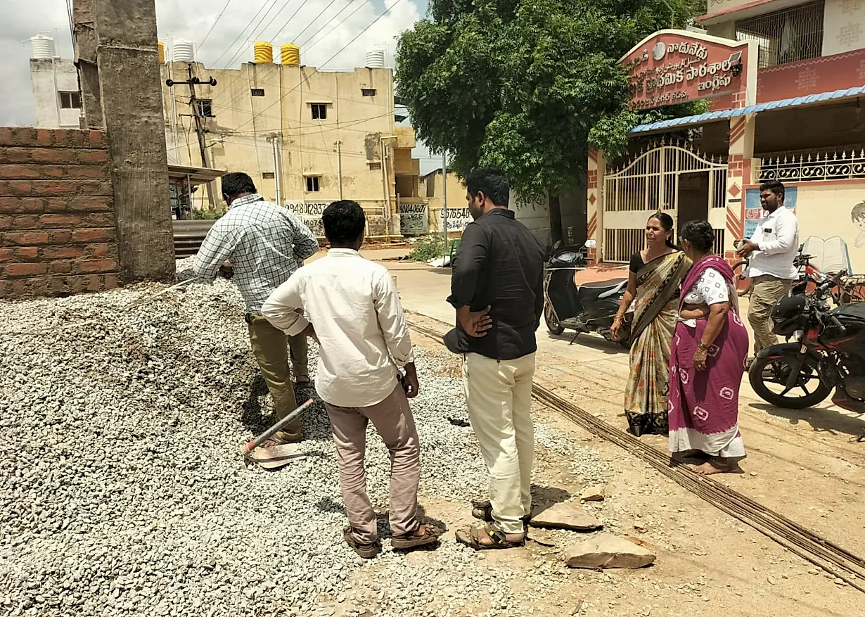 కడపలో అడిషనల్ కమిషనర్ రాకేష్ వ్యవహారాలపై గిరిజన కుటుంబం ఆందోళన