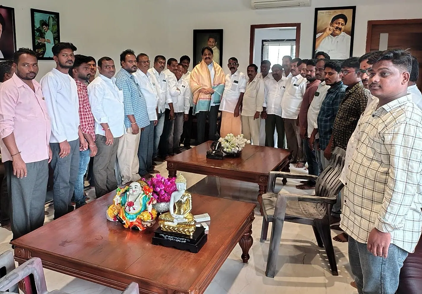 రాచమల్లు శివ ప్రసాద్ రెడ్డి ని కలిసిన నాయీబ్రాహ్మణులు