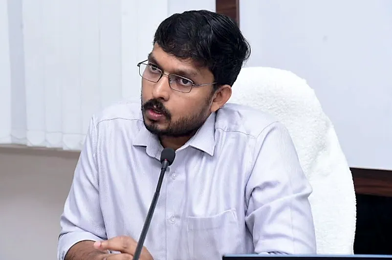 రీ–సర్వే పనులను గడువులోగా నాణ్యతతో పూర్తి చేయాలి: జాయింట్ కలెక్టర్ ఆదర్శ్