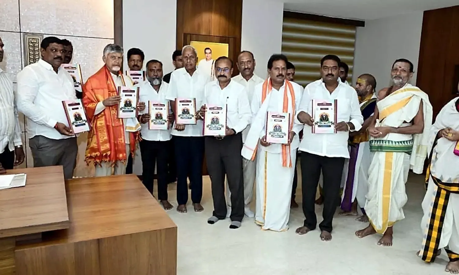 కాణిపాకం బ్రహ్మోత్సవాలకు ముఖ్యమంత్రి చంద్రబాబుకు ఆహ్వానం