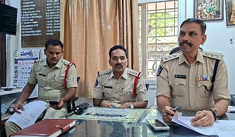 కదిరిలో నేర నియంత్రణకు పోలీసుల కఠిన చర్యలు