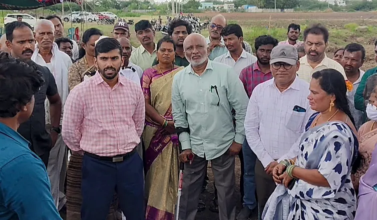 సూపర్ ఎల్.నినో నేపథ్యంలో చెరువుల్లో పశుగ్రాసం సాగు కీలకం: కలెక్టర్ ఆనంద్