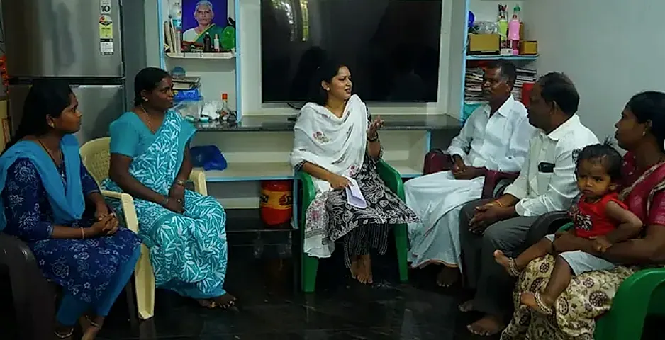డీఎస్సీ-2025లో ఎంపికైన అభ్యర్థుల ఇళ్లకు వెళ్లి అభినందనలు