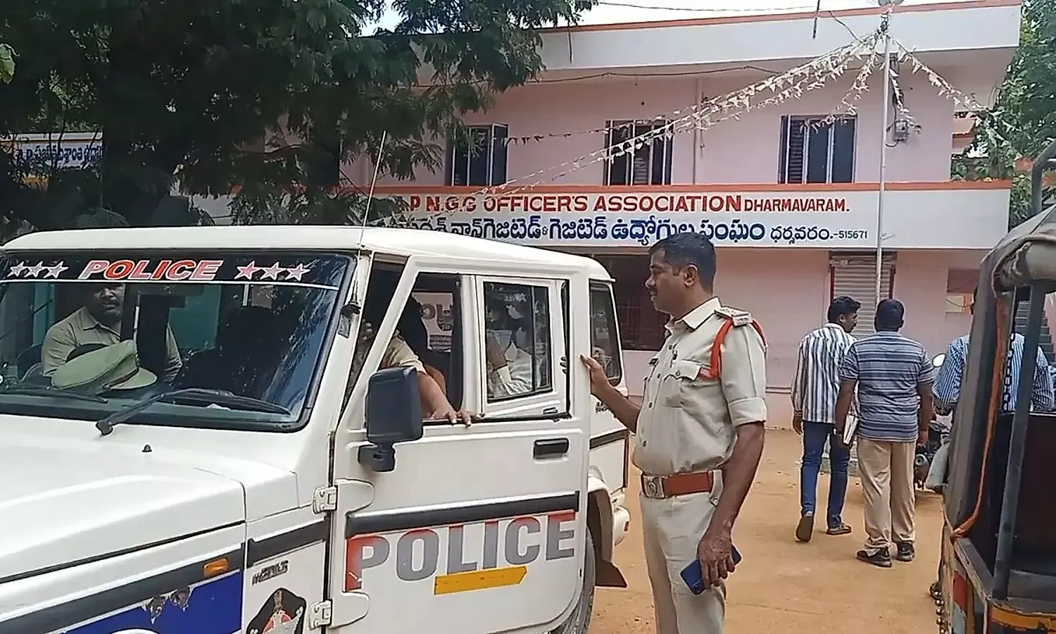 ఏపీ ఎన్జీవో కార్యాలయంలో పేకాట శిబిరం: 22 మంది అరెస్ట్, ₹57,400 స్వాధీనం