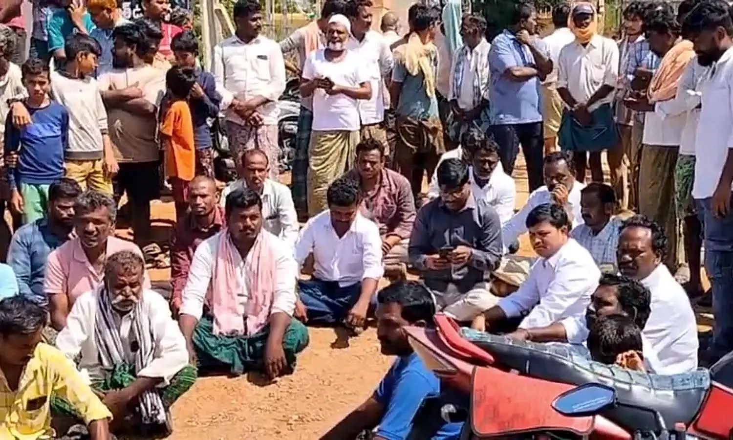 హనుమరెడ్డిపల్లి సబ్స్టేషన్ వద్ద ఉద్రిక్తత: సాగు విద్యుత్ కోసం రైతుల ఆందోళన