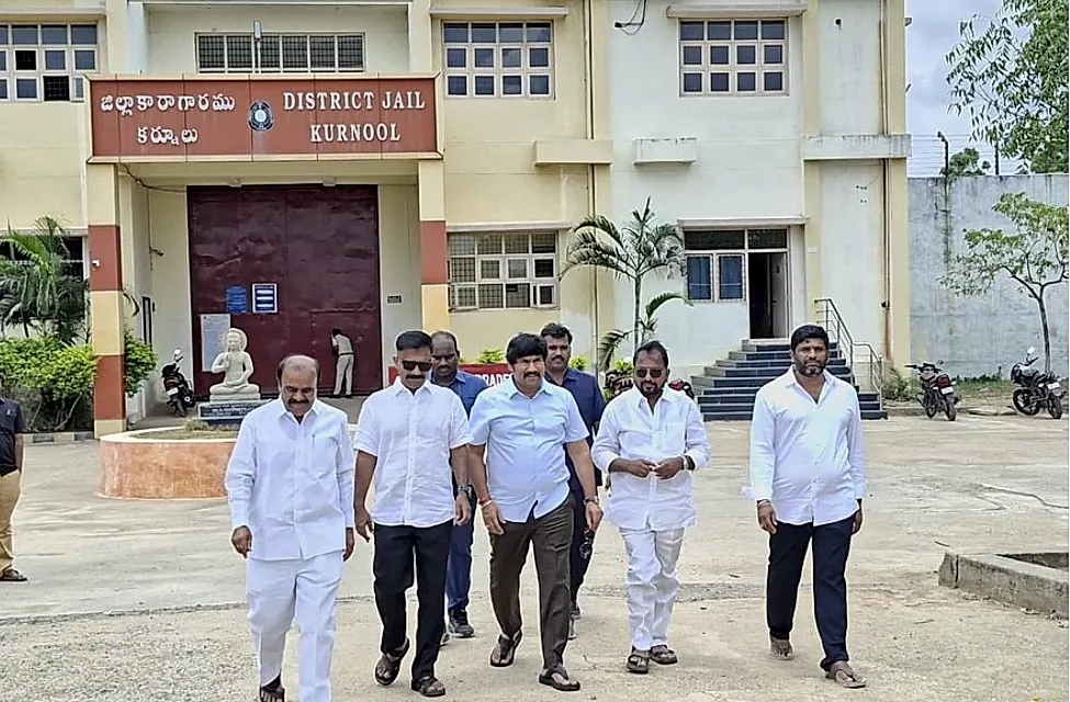కర్నూలు జైలులో ఆలూరు ఎమ్మెల్యే విరుపాక్షి ములాఖత్