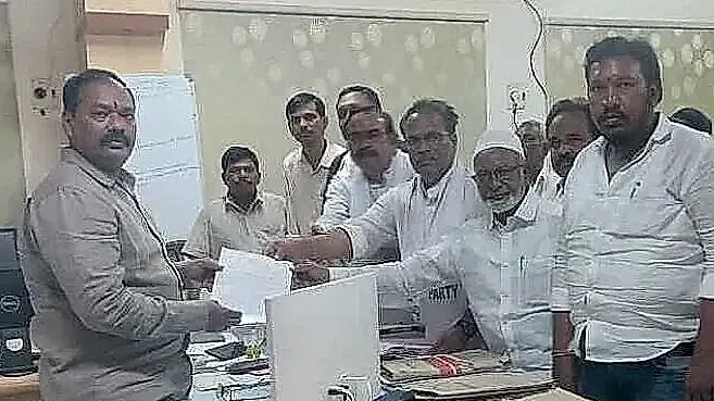 ప్రొద్దుటూరులో రోడ్ల దుస్థితి.. బైకుపై పరిశీలించండి: కమిషనర్కు ఫిర్యాదు
